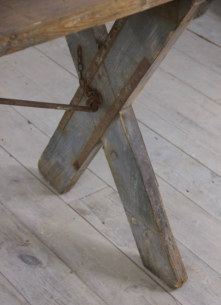 An X-frame trestle table